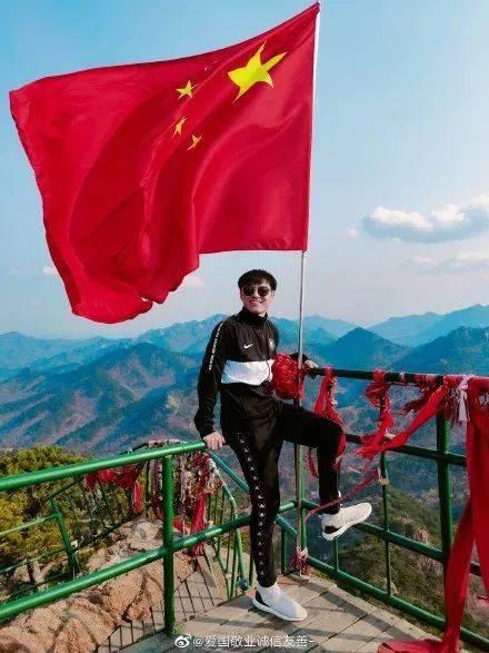 55岁伊能静“唐装”出镜，被指像艺伎备受争议，嘴角耷拉妆容显老
